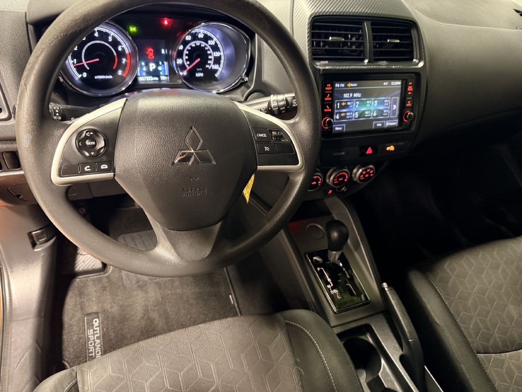 2020 Mitsubishi Outlander Image 3