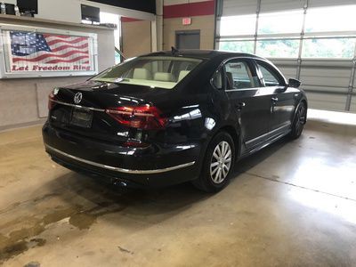 2017 Volkswagen Passat Image 9