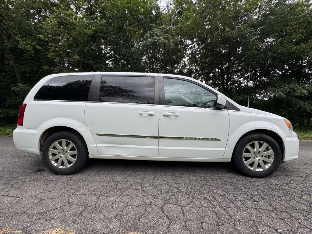 2016 Chrysler Town & Country Image 1