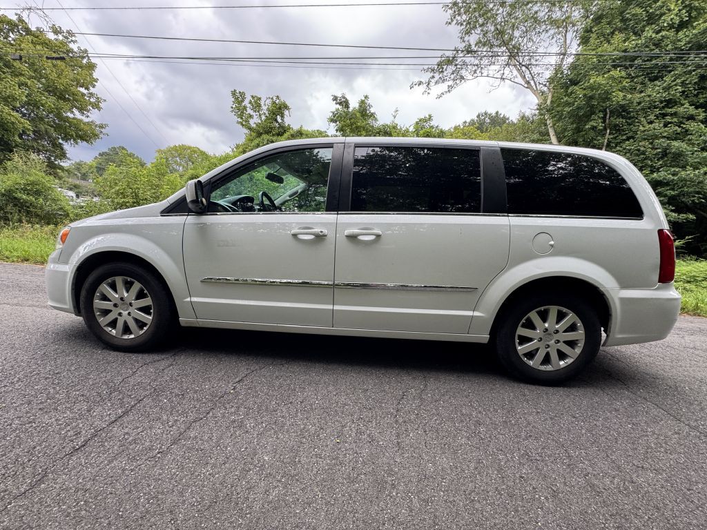 2016 Chrysler Town & Country Image 2