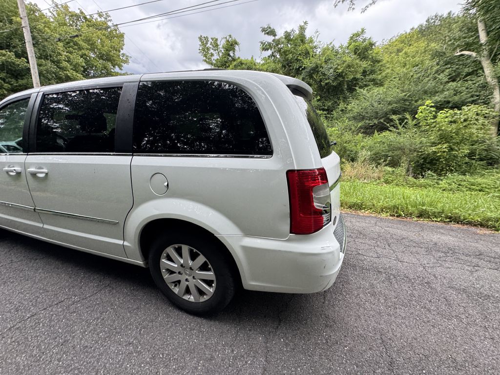 2016 Chrysler Town & Country Image 3