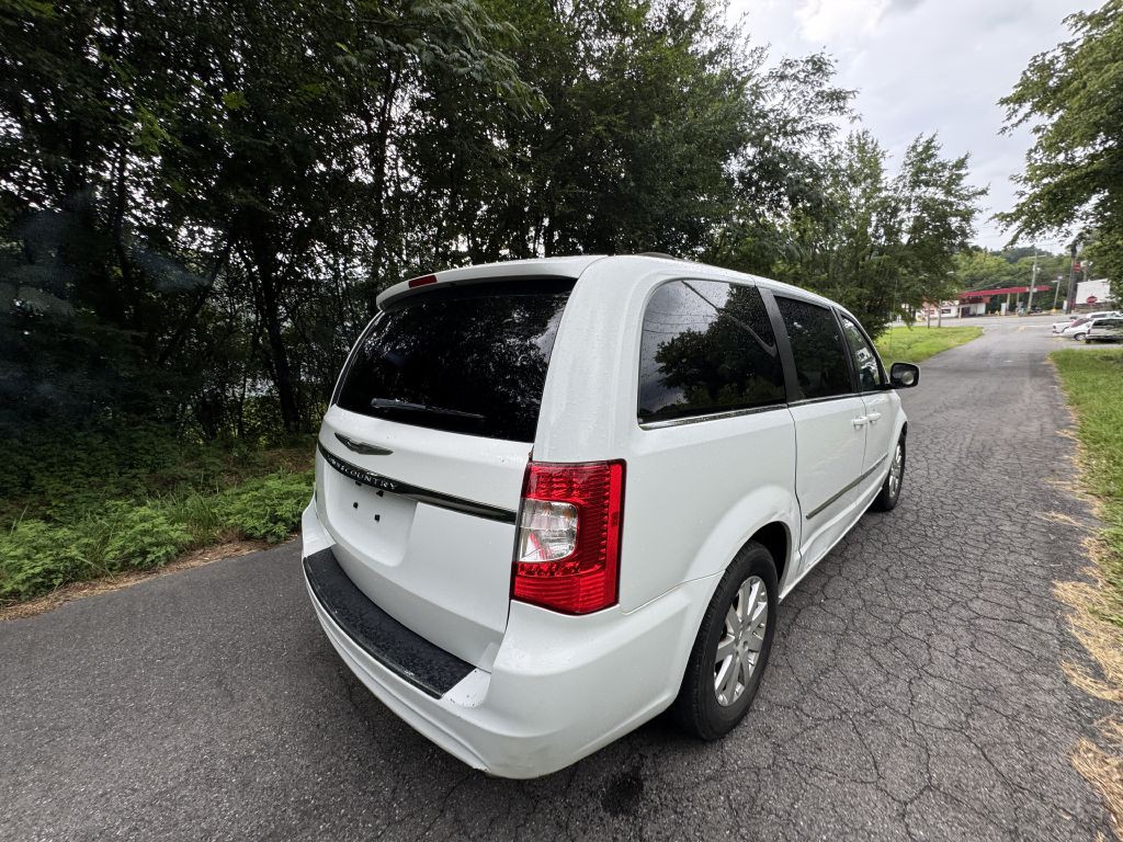 2016 Chrysler Town & Country Image 5
