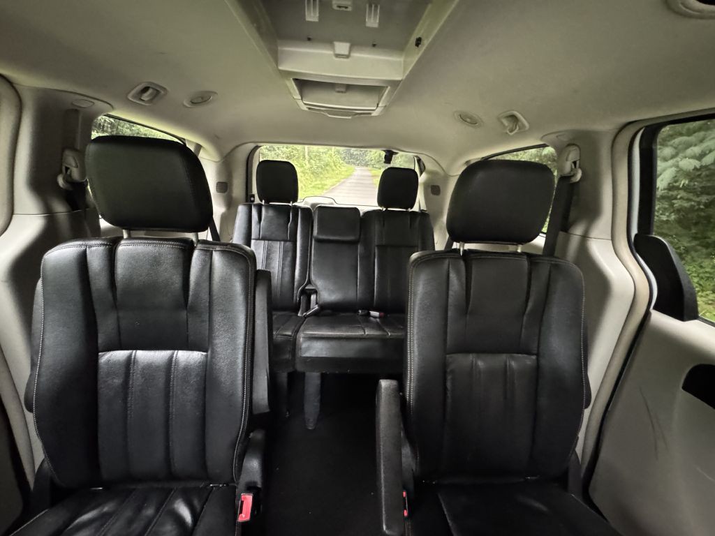 2016 Chrysler Town & Country Image 7