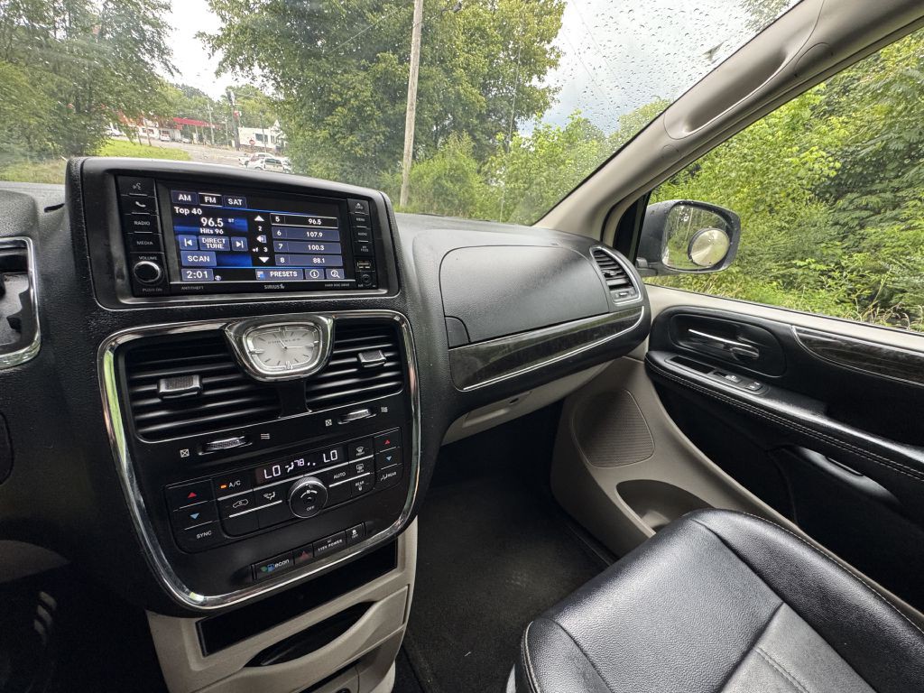 2016 Chrysler Town & Country Image 8