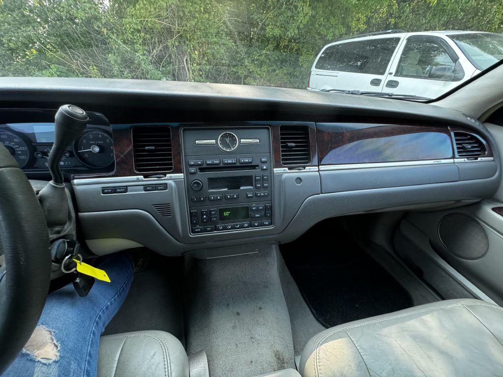 2007 Lincoln Town Car Image 11