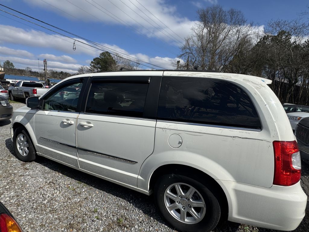 2011 Chrysler Town & Country Image 2