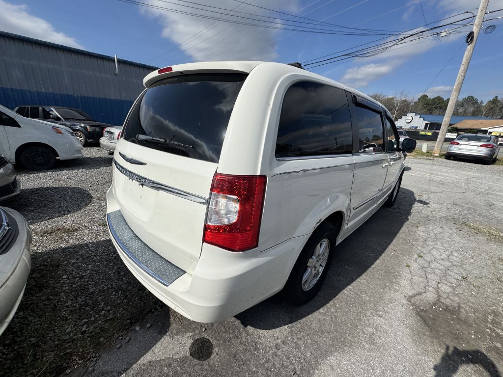 2011 Chrysler Town & Country Image 3