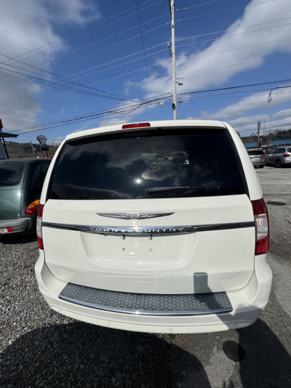 2011 Chrysler Town & Country Image 4