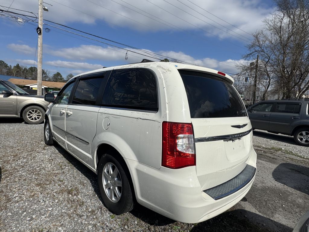 2011 Chrysler Town & Country Image 5