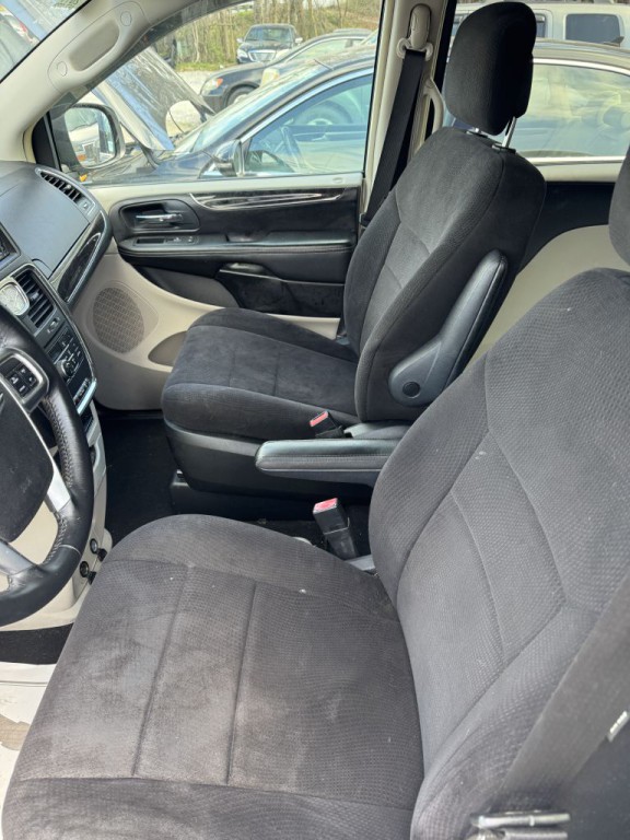 2011 Chrysler Town & Country Image 7