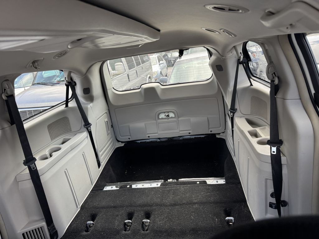 2011 Chrysler Town & Country Image 8