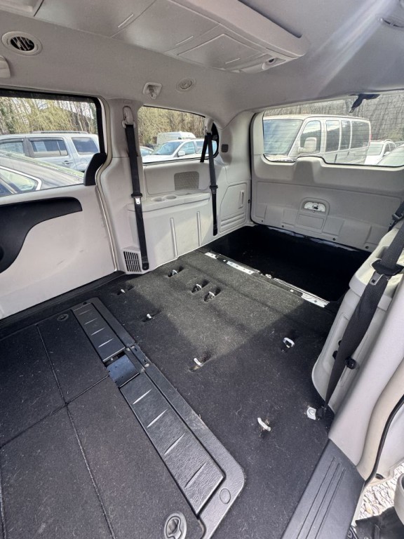 2011 Chrysler Town & Country Image 9