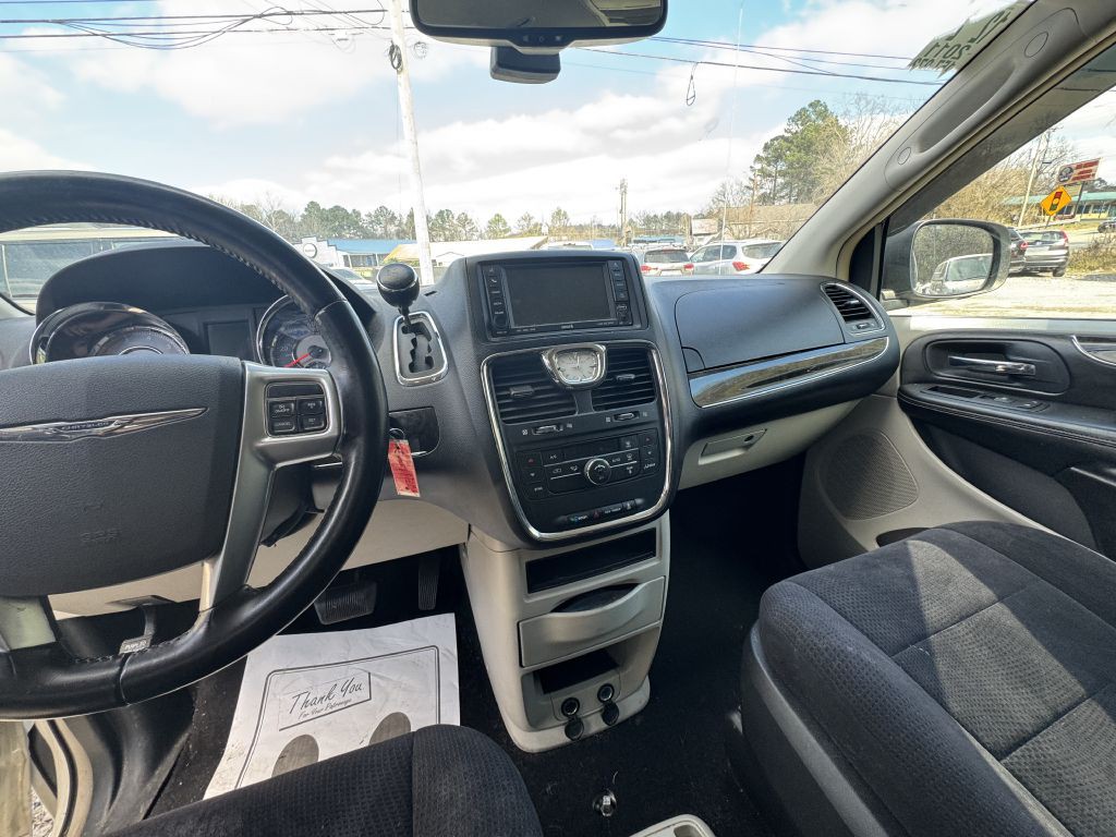 2011 Chrysler Town & Country Image 10