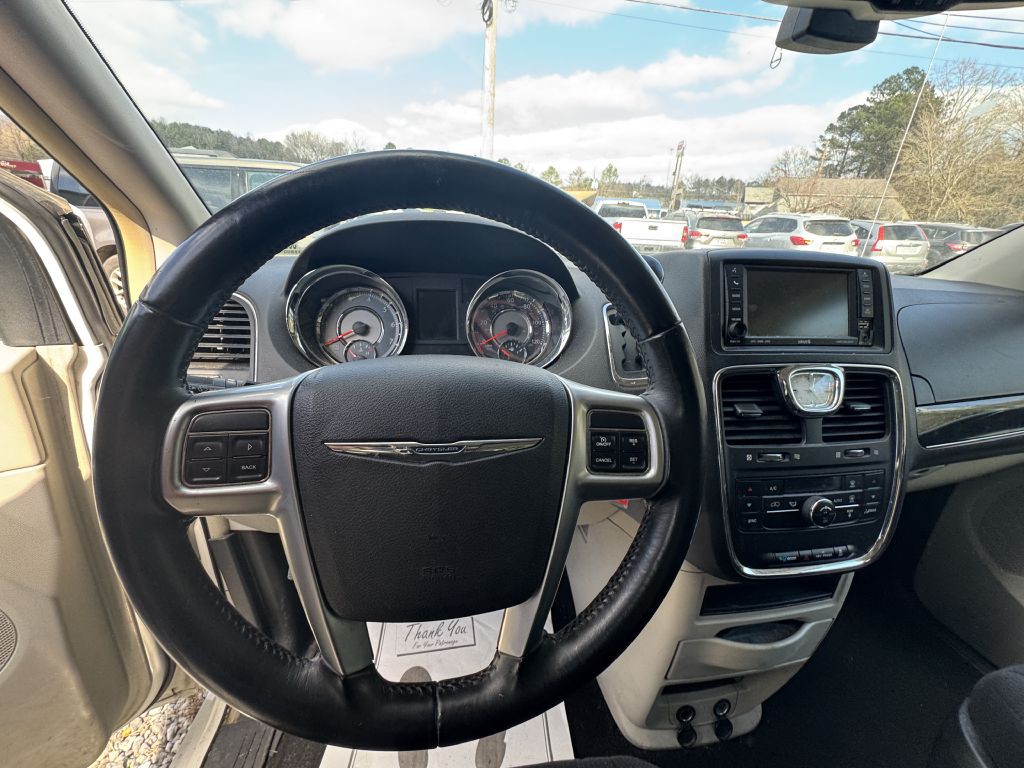 2011 Chrysler Town & Country Image 11