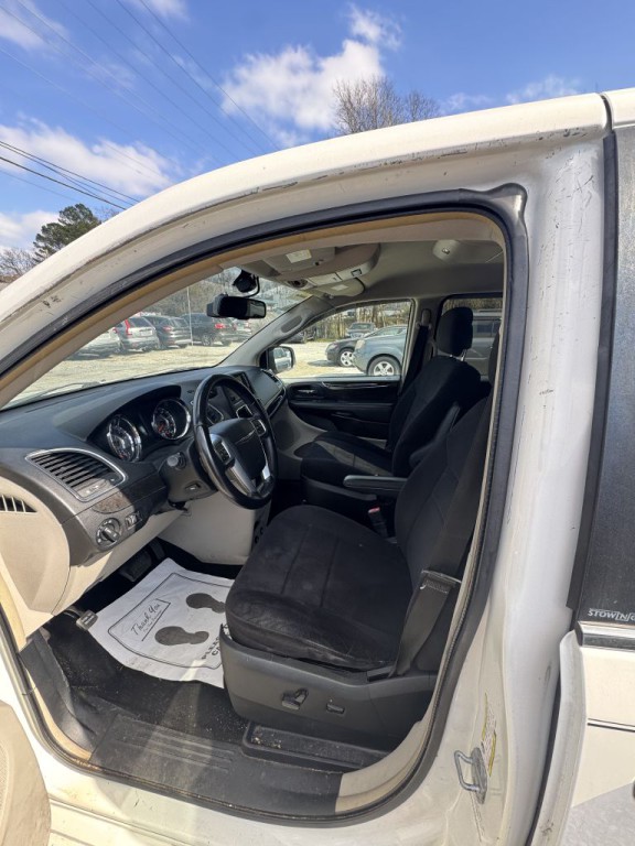2011 Chrysler Town & Country Image 12