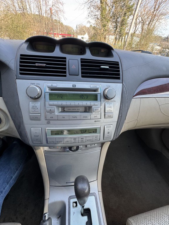 2004 Toyota Camry Image 12