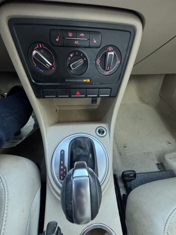 2015 Volkswagen Beetle Image 8