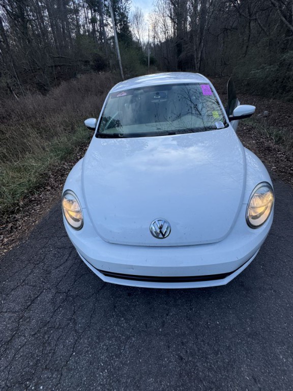 2015 Volkswagen Beetle Image 2