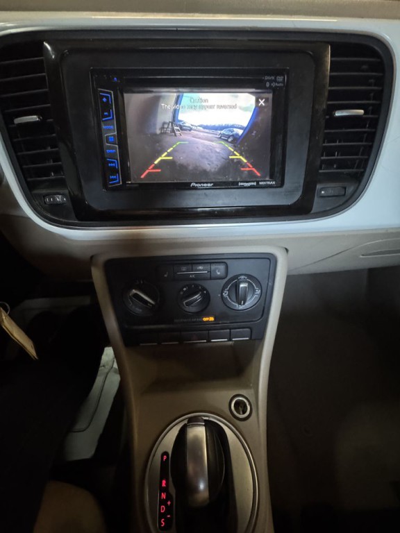 2015 Volkswagen Beetle Image 11