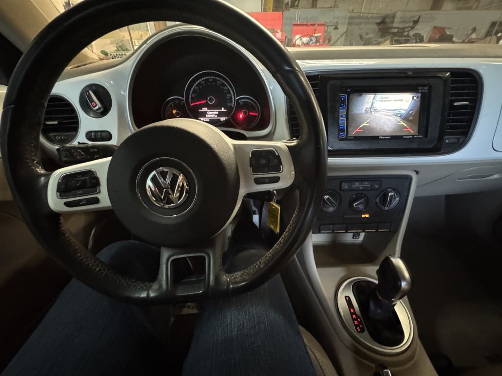 2015 Volkswagen Beetle Image 12