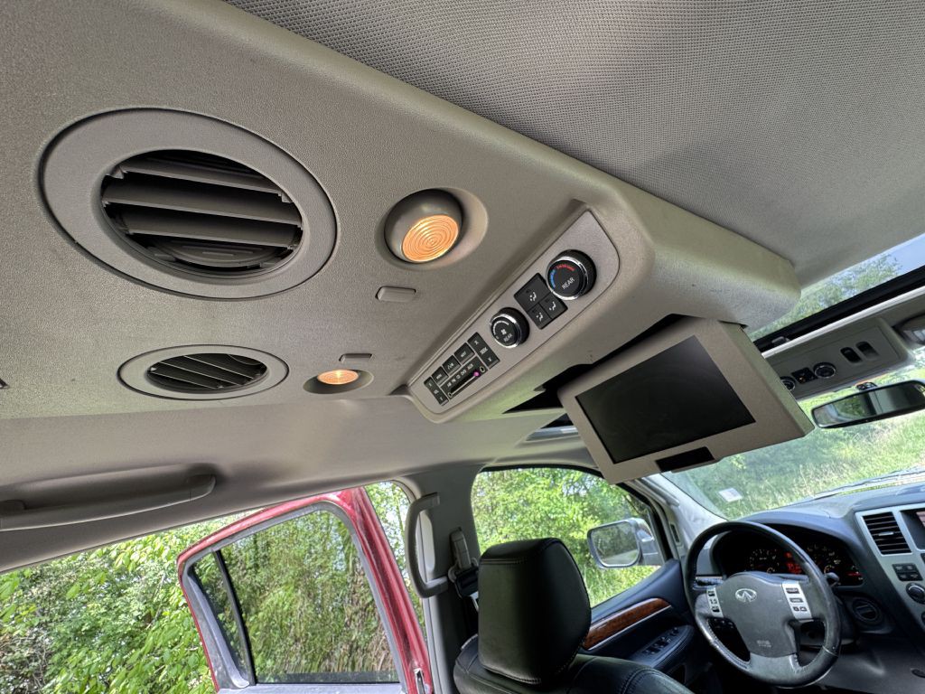 2010 INFINITI QX56 Image 11