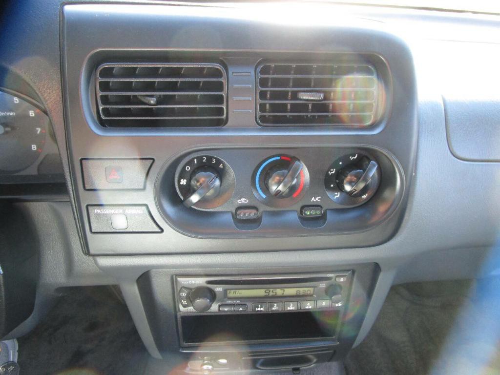 2001 Nissan Frontier Image 12