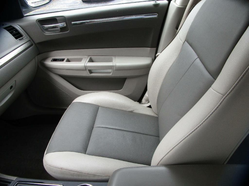 2008 Chrysler 300 Image 18