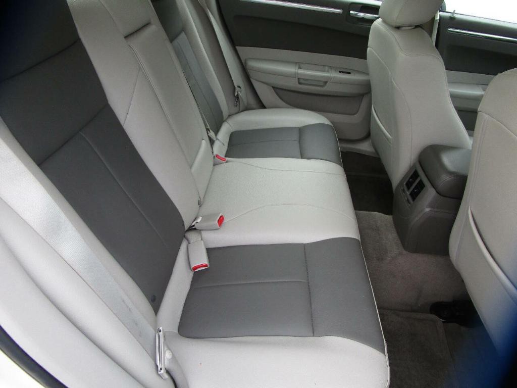 2008 Chrysler 300 Image 22