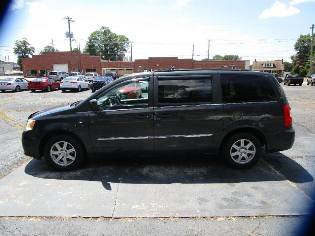 2011 Chrysler Town & Country Image 1