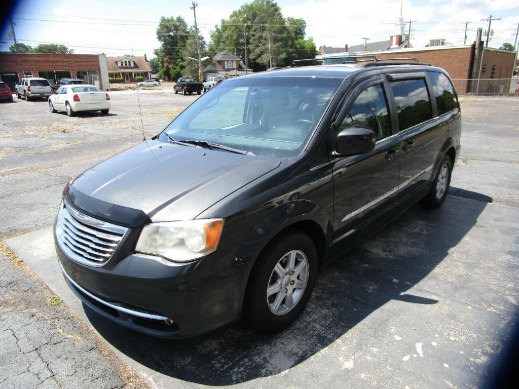 2011 Chrysler Town & Country Image 2