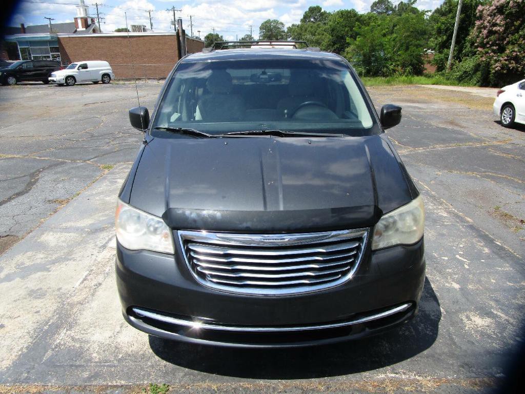 2011 Chrysler Town & Country Image 3