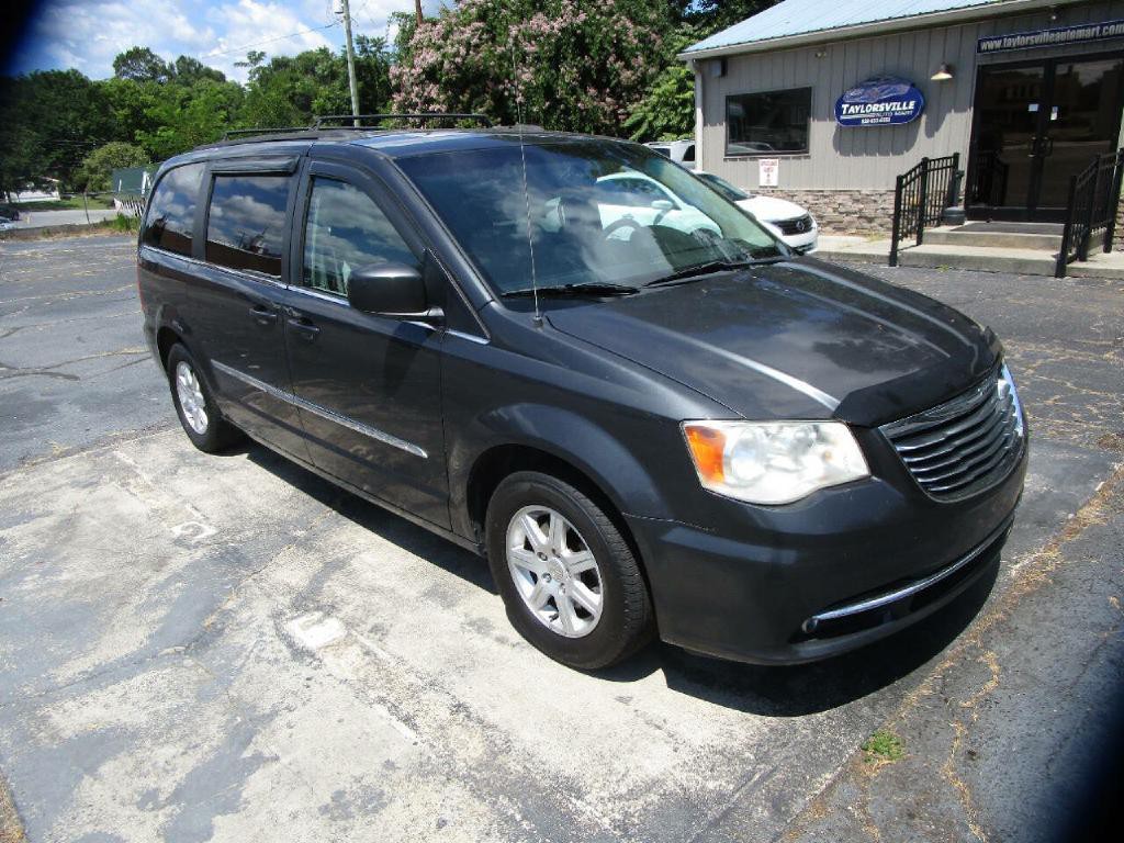 2011 Chrysler Town & Country Image 4