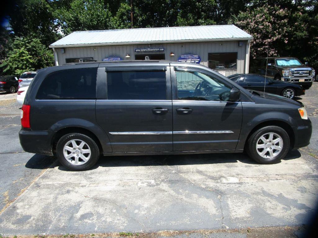 2011 Chrysler Town & Country Image 5