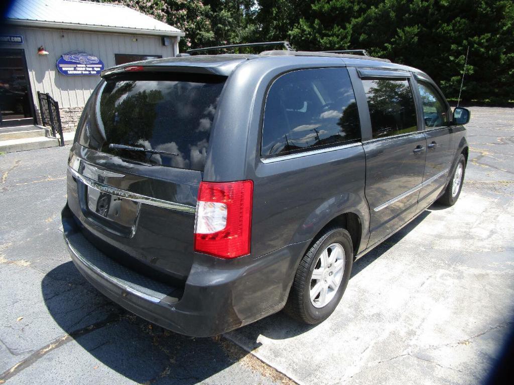 2011 Chrysler Town & Country Image 6
