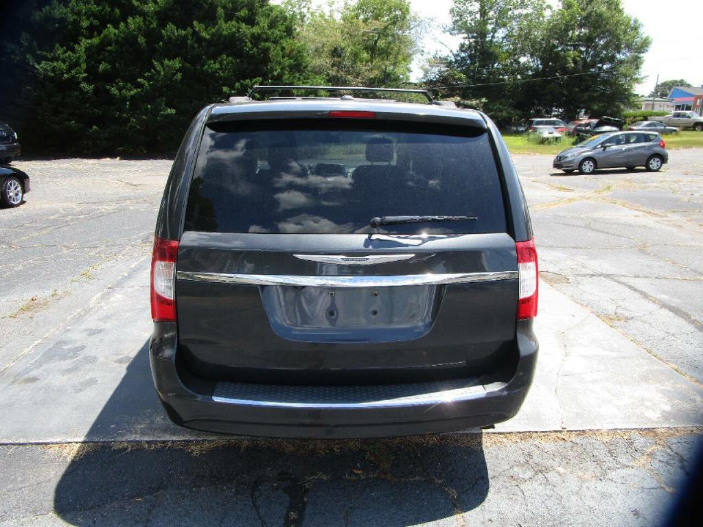2011 Chrysler Town & Country Image 7