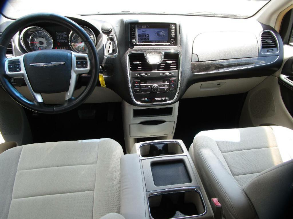 2011 Chrysler Town & Country Image 9