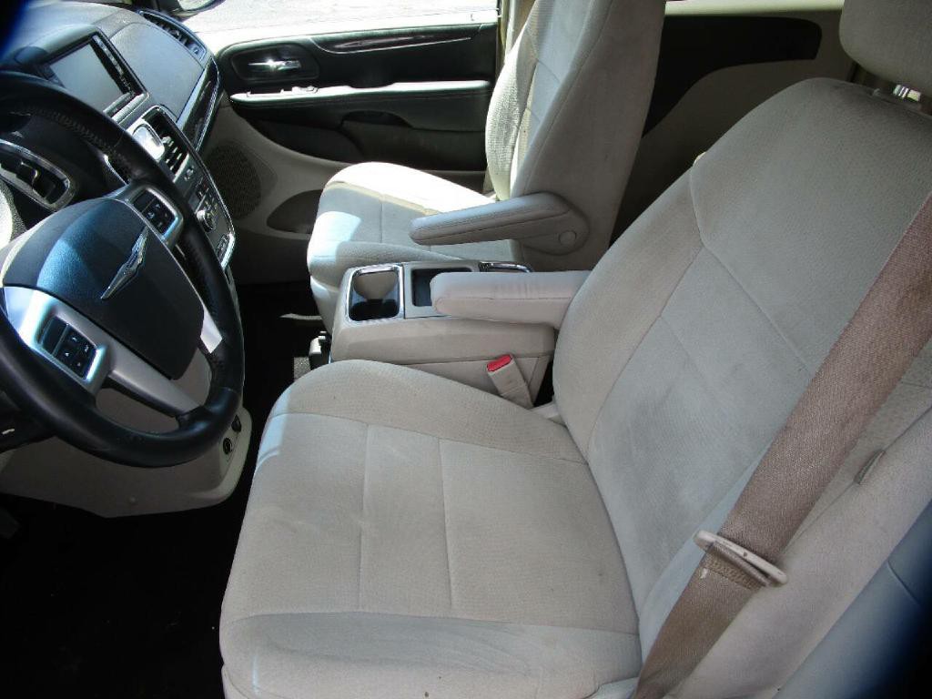2011 Chrysler Town & Country Image 10