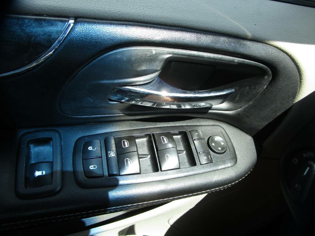 2011 Chrysler Town & Country Image 11
