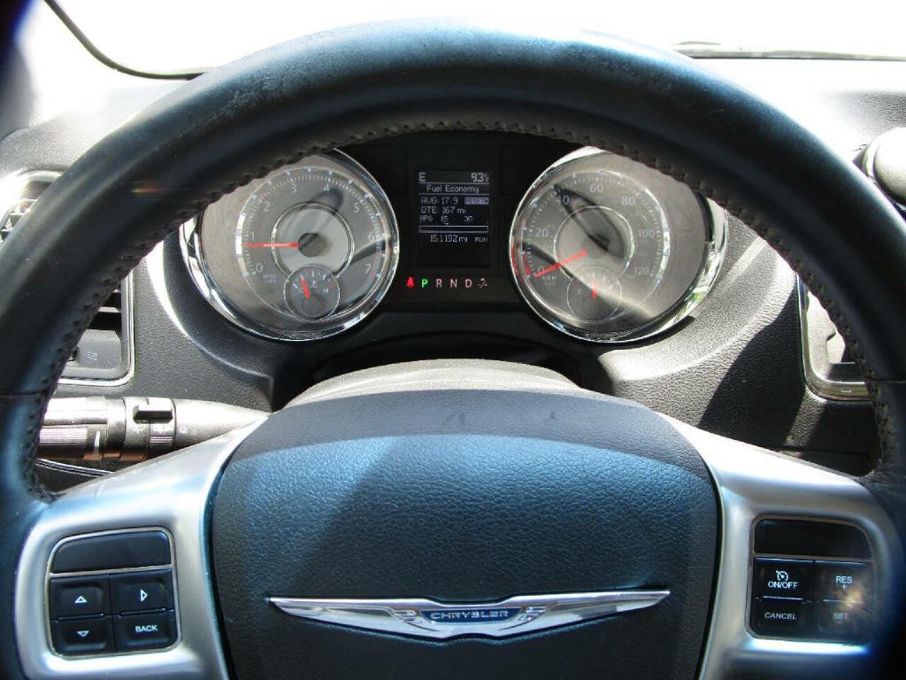 2011 Chrysler Town & Country Image 12
