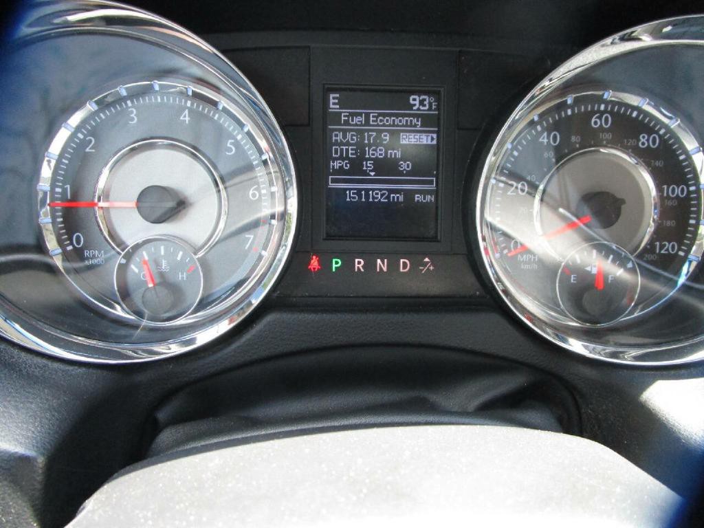 2011 Chrysler Town & Country Image 13
