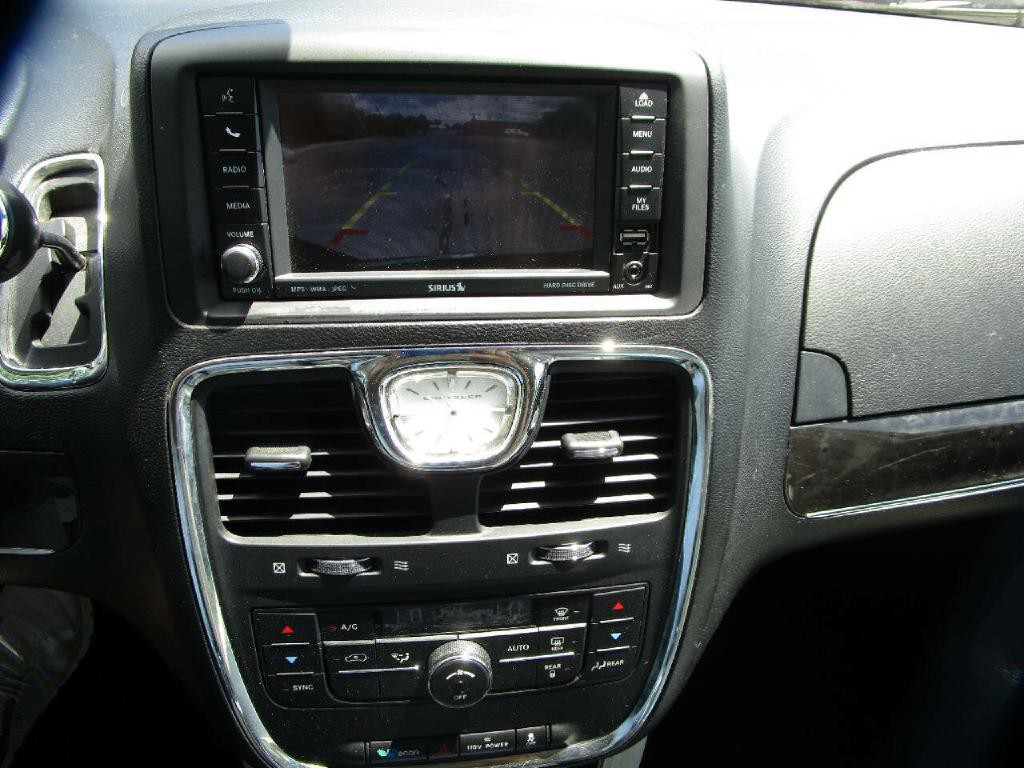 2011 Chrysler Town & Country Image 14