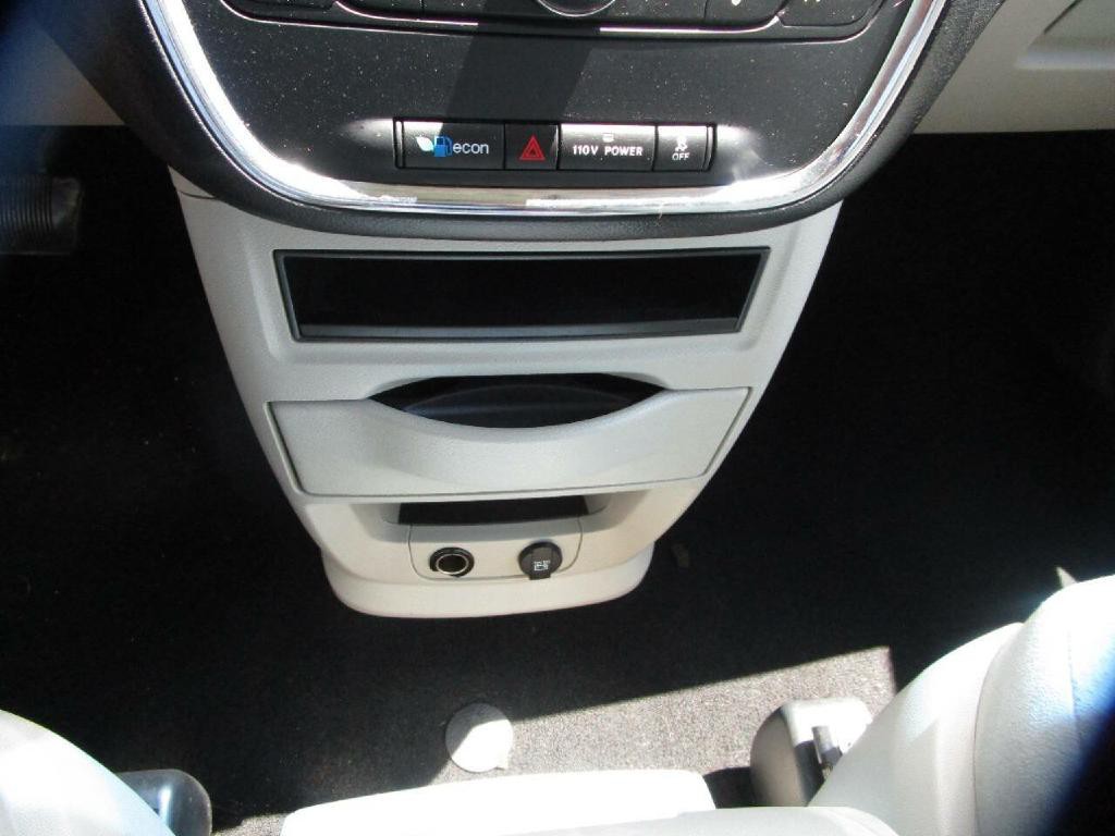 2011 Chrysler Town & Country Image 15