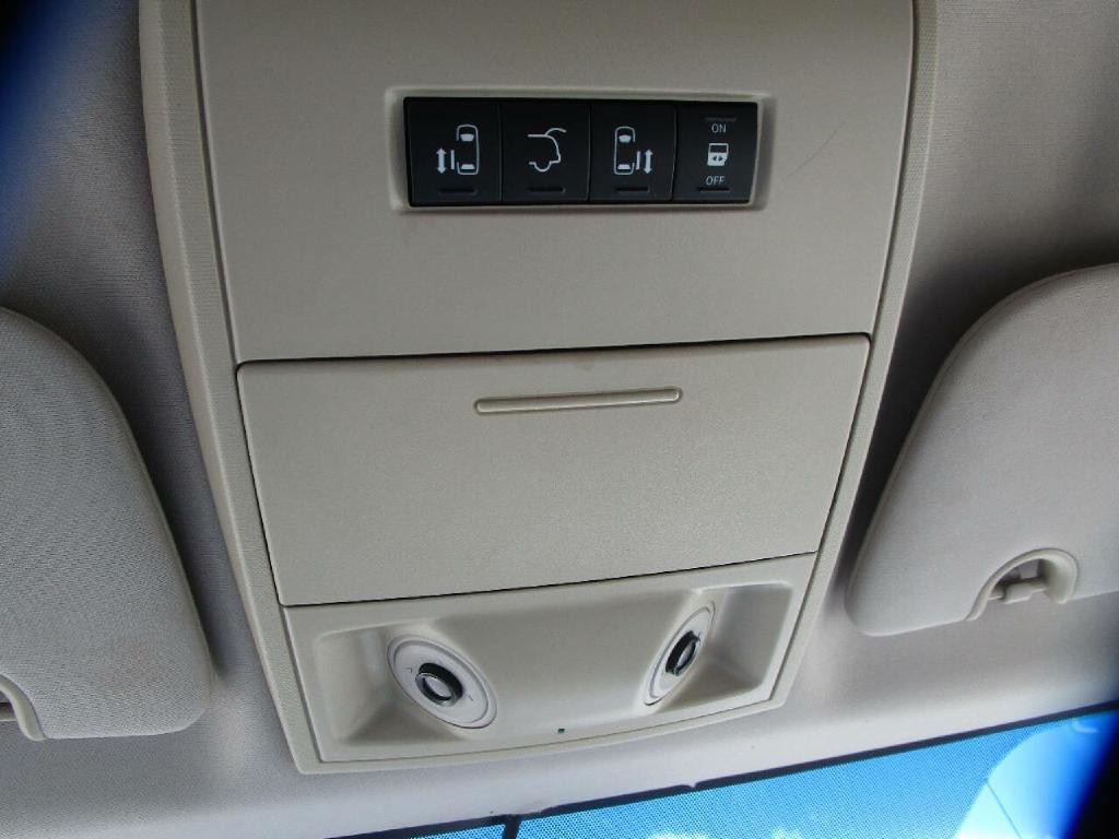 2011 Chrysler Town & Country Image 16