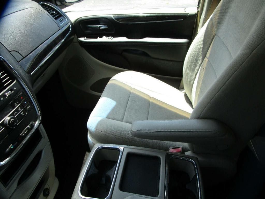 2011 Chrysler Town & Country Image 17