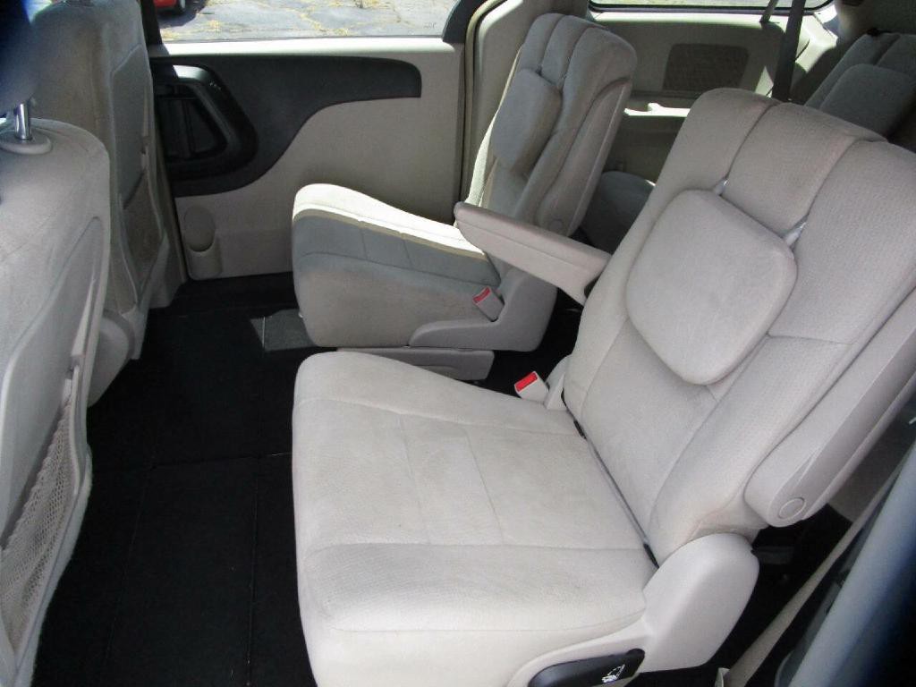 2011 Chrysler Town & Country Image 18