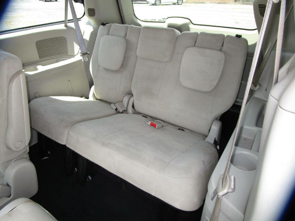 2011 Chrysler Town & Country Image 21