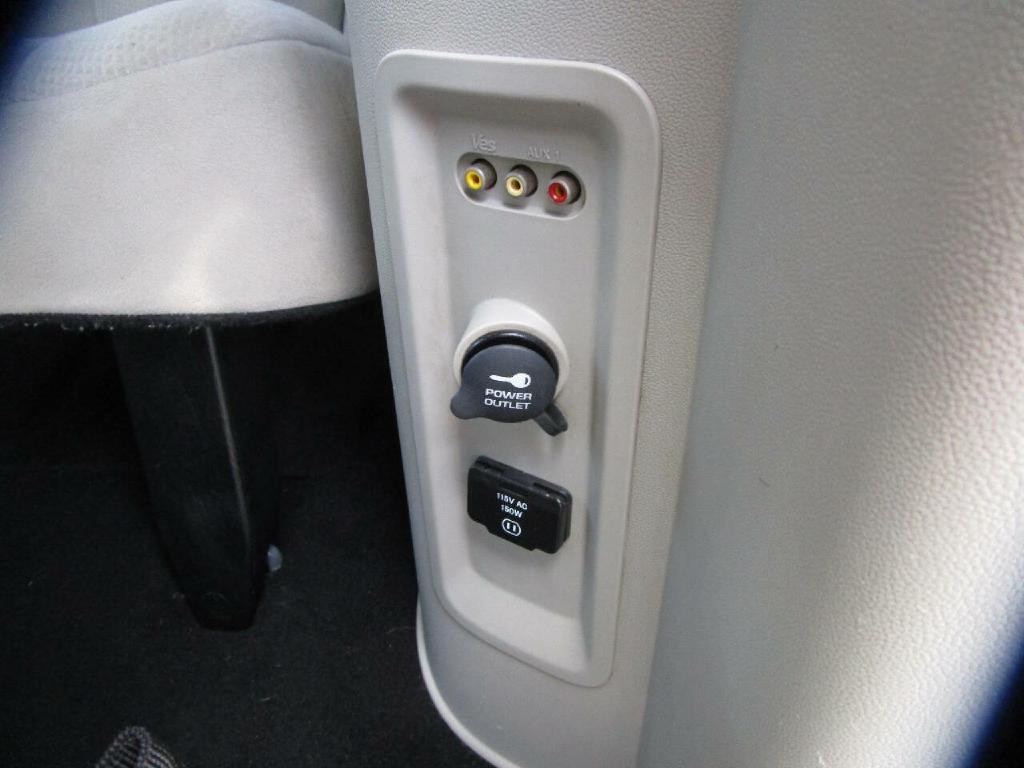 2011 Chrysler Town & Country Image 22