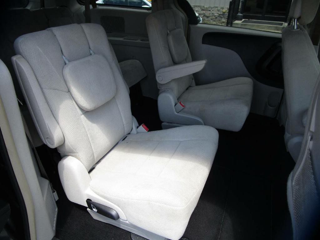 2011 Chrysler Town & Country Image 24