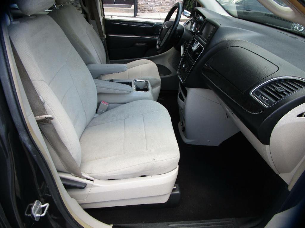2011 Chrysler Town & Country Image 26