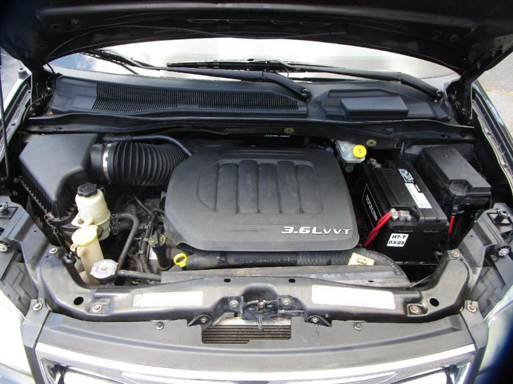 2011 Chrysler Town & Country Image 28
